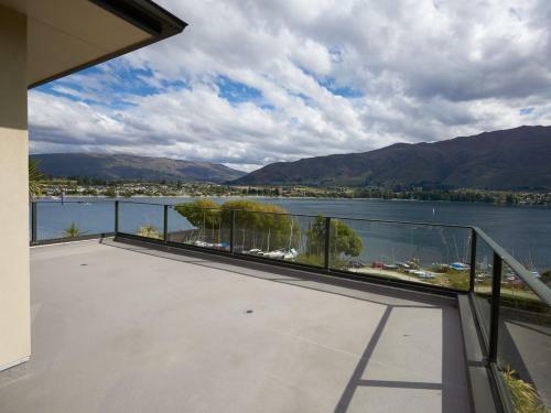 Lakeside Serenity - Wanaka Holiday Home