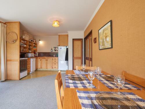 Lakeside Serenity - Wanaka Holiday Home