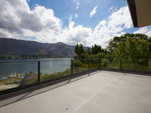 Lakeside Serenity - Wanaka Holiday Home