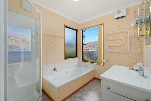 Lakeside Serenity - Wanaka Holiday Home