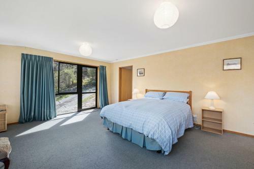 Lakeside Serenity - Wanaka Holiday Home