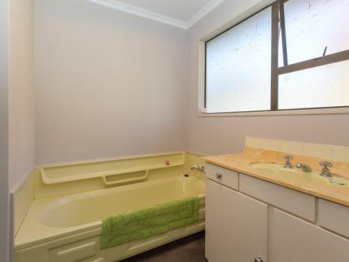 Kowhai Cottage - Wanaka Holiday Home