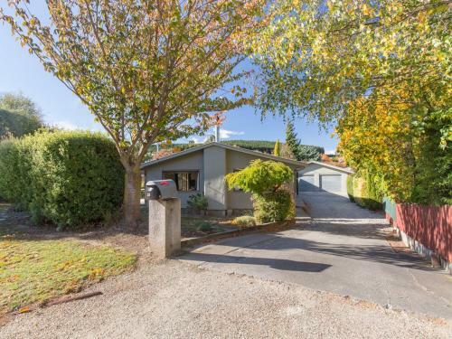 Kowhai Cottage - Wanaka Holiday Home