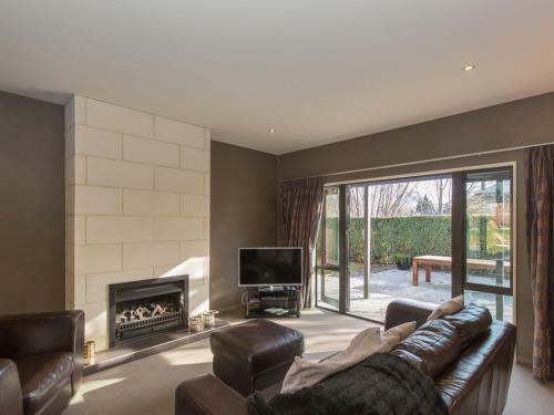 Modern Lake Haven - Wanaka Holiday Home