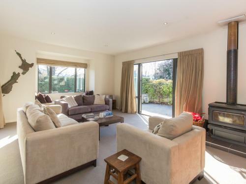Modern Lake Haven - Wanaka Holiday Home