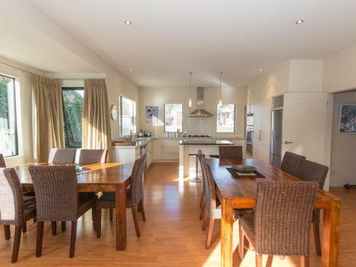 Modern Lake Haven - Wanaka Holiday Home
