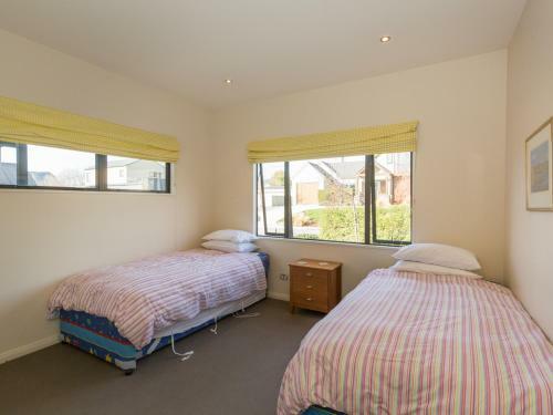 Modern Lake Haven - Wanaka Holiday Home