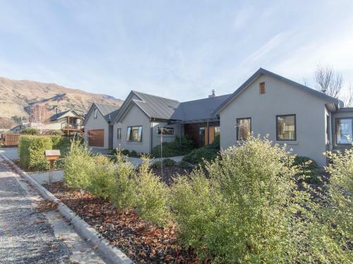 Modern Lake Haven - Wanaka Holiday Home
