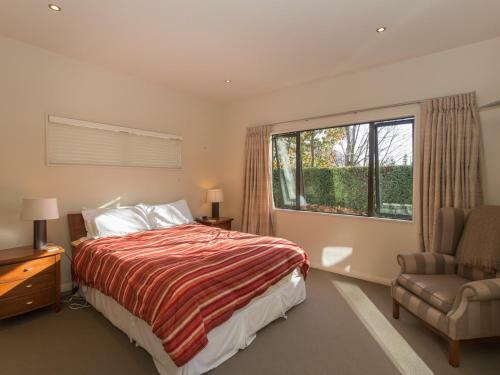Modern Lake Haven - Wanaka Holiday Home