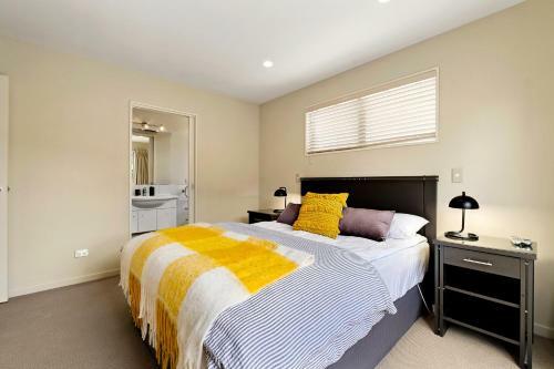 Casa Central Wanaka - Wanaka Holiday Home