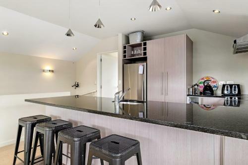 Casa Central Wanaka - Wanaka Holiday Home