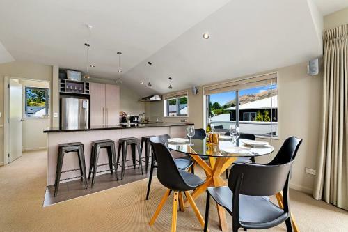 Casa Central Wanaka - Wanaka Holiday Home