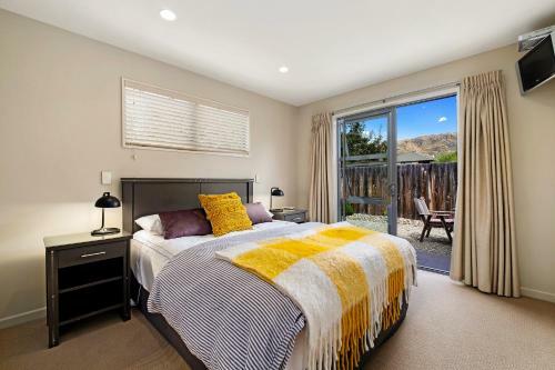 Casa Central Wanaka - Wanaka Holiday Home