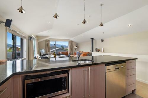 Casa Central Wanaka - Wanaka Holiday Home