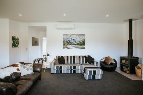 Bull Ridge Retreat - Sleeps 6 - Spa Pool - Sauna - Mountain Views