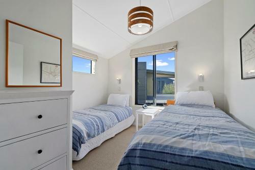 Bremner Bay Views - Wanaka Upstairs Holiday Unit