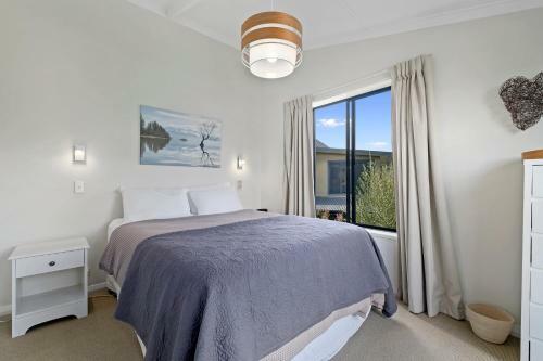 Bremner Bay Views - Wanaka Upstairs Holiday Unit