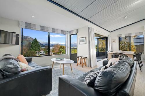 Bremner Bay Views - Wanaka Upstairs Holiday Unit