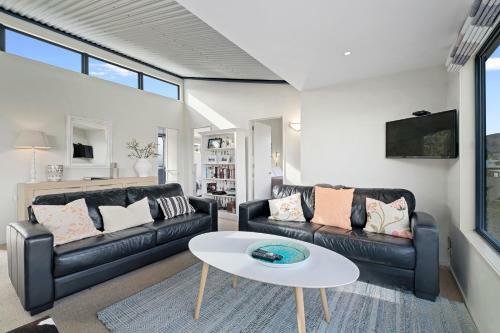 Bremner Bay Views - Wanaka Upstairs Holiday Unit