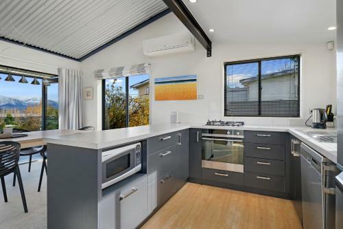 Bremner Bay Views - Wanaka Upstairs Holiday Unit