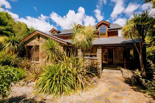 Alpine Lodge - Wanaka Holiday Home