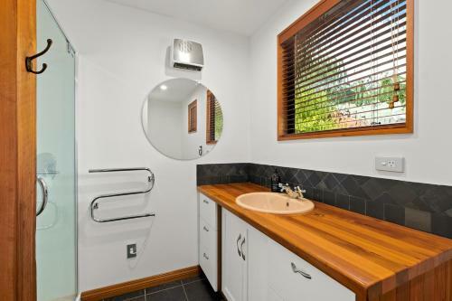 Alpine Lodge - Wanaka Holiday Home