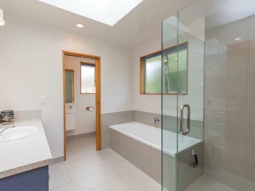 Lake Getaway - Wanaka Holiday Home