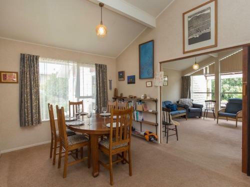 Lake Getaway - Wanaka Holiday Home