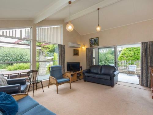 Lake Getaway - Wanaka Holiday Home