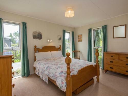 Lake Getaway - Wanaka Holiday Home