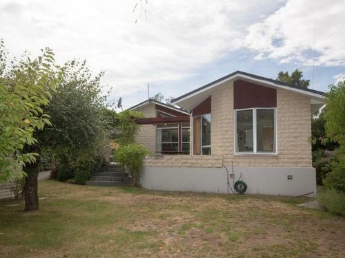 Lake Getaway - Wanaka Holiday Home