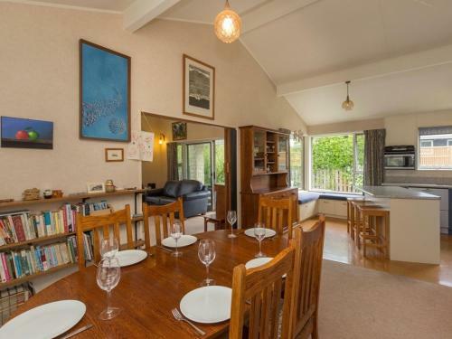 Lake Getaway - Wanaka Holiday Home