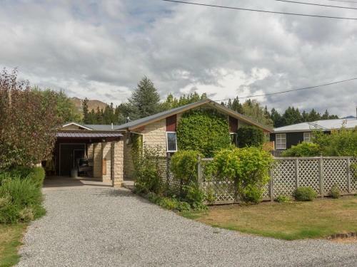 Lake Getaway - Wanaka Holiday Home