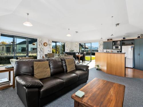 Mount Iron Magic - Wanaka Holiday Home