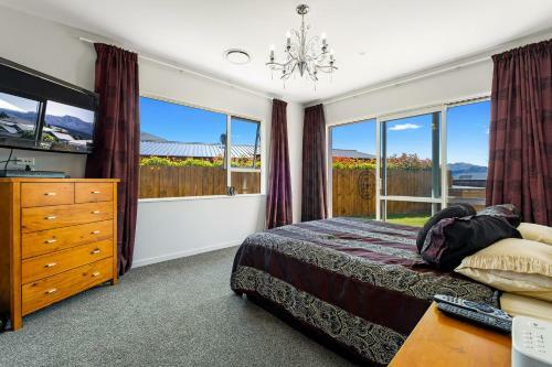 Lakeside Luxury - Wanaka Holiday Home