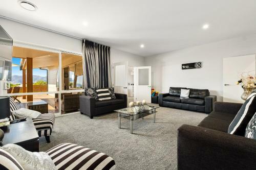 Lakeside Luxury - Wanaka Holiday Home