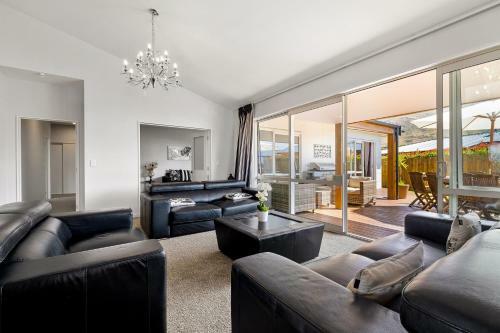 Lakeside Luxury - Wanaka Holiday Home