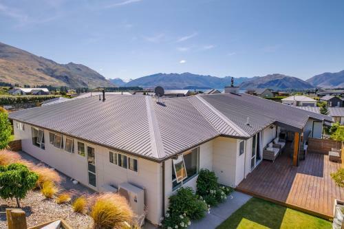 Lakeside Luxury - Wanaka Holiday Home