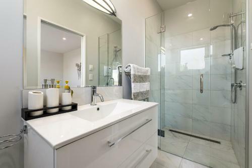 Lakeside Luxury - Wanaka Holiday Home
