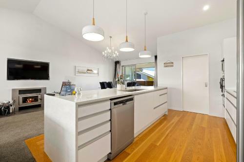 Lakeside Luxury - Wanaka Holiday Home