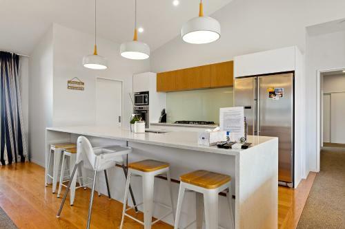 Lakeside Luxury - Wanaka Holiday Home