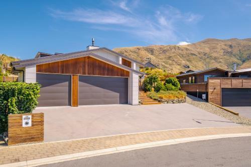 Lakeside Luxury - Wanaka Holiday Home