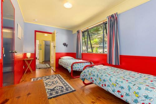 The Big Round Window - Raglan Holiday Home