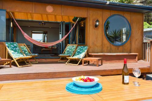 The Big Round Window - Raglan Holiday Home