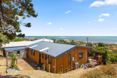 The Big Round Window - Raglan Holiday Home