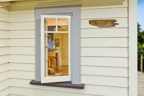 Kowhai Cottage & Studio - Raglan Holiday Home