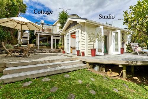 Kowhai Cottage & Studio - Raglan Holiday Home