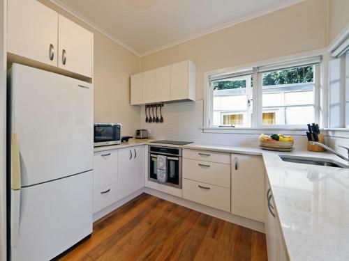 Surfer's Sunshine Cottage - Piha Holiday Home