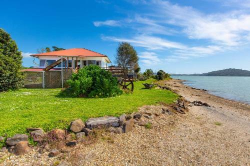 Stunning Oceanfront Beach House - Raglan Holiday Home