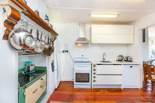 Stunning Oceanfront Beach House - Raglan Holiday Home